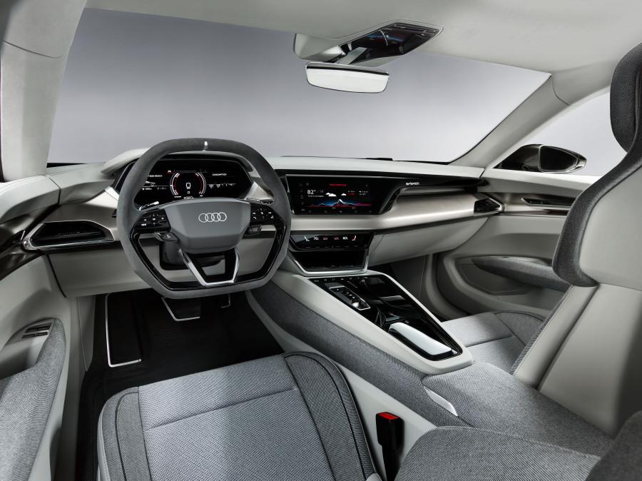 Торпедо Audi e-tron GT Concept 2018 года  (фото 24 из 69)
